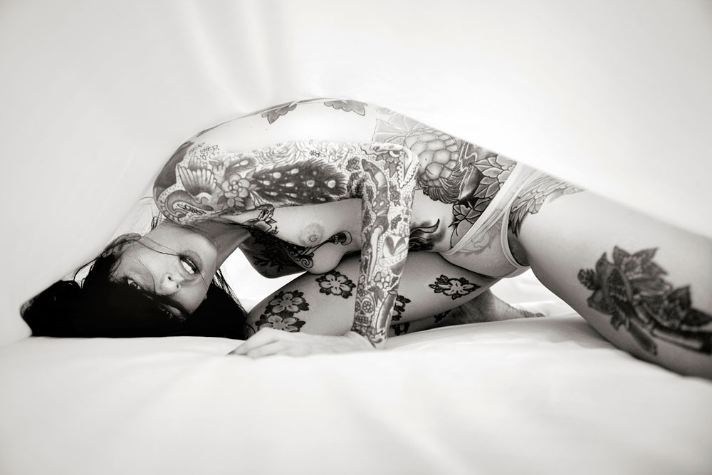 Татуированная модель любит позировать голышом - порно фото